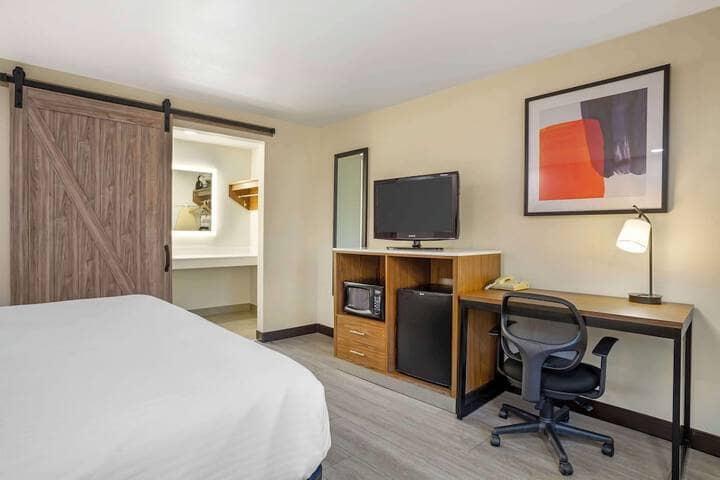 Room 11 of 38