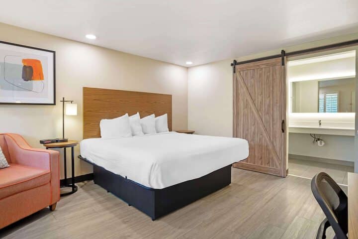 Room 10 of 38