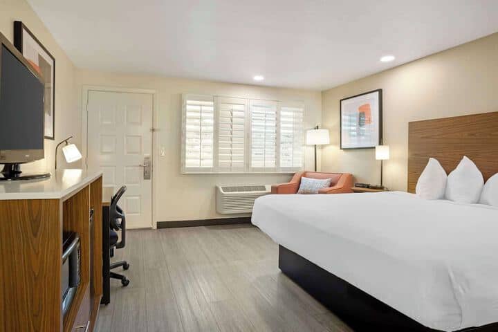 Room 12 of 38